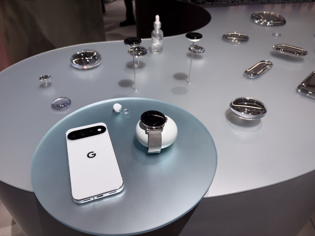 Pixel 11 Pro（Fog）とPixel Watch 5の展示