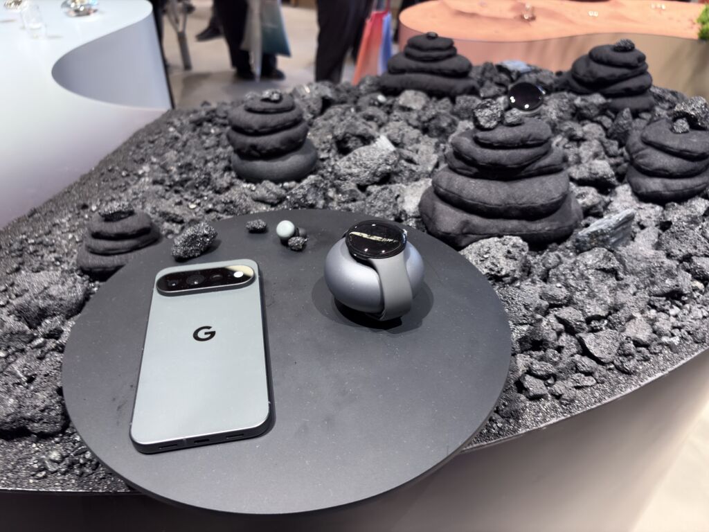 Pixel 11 Pro（Obsidian Matte）とPixel Watch 5の展示