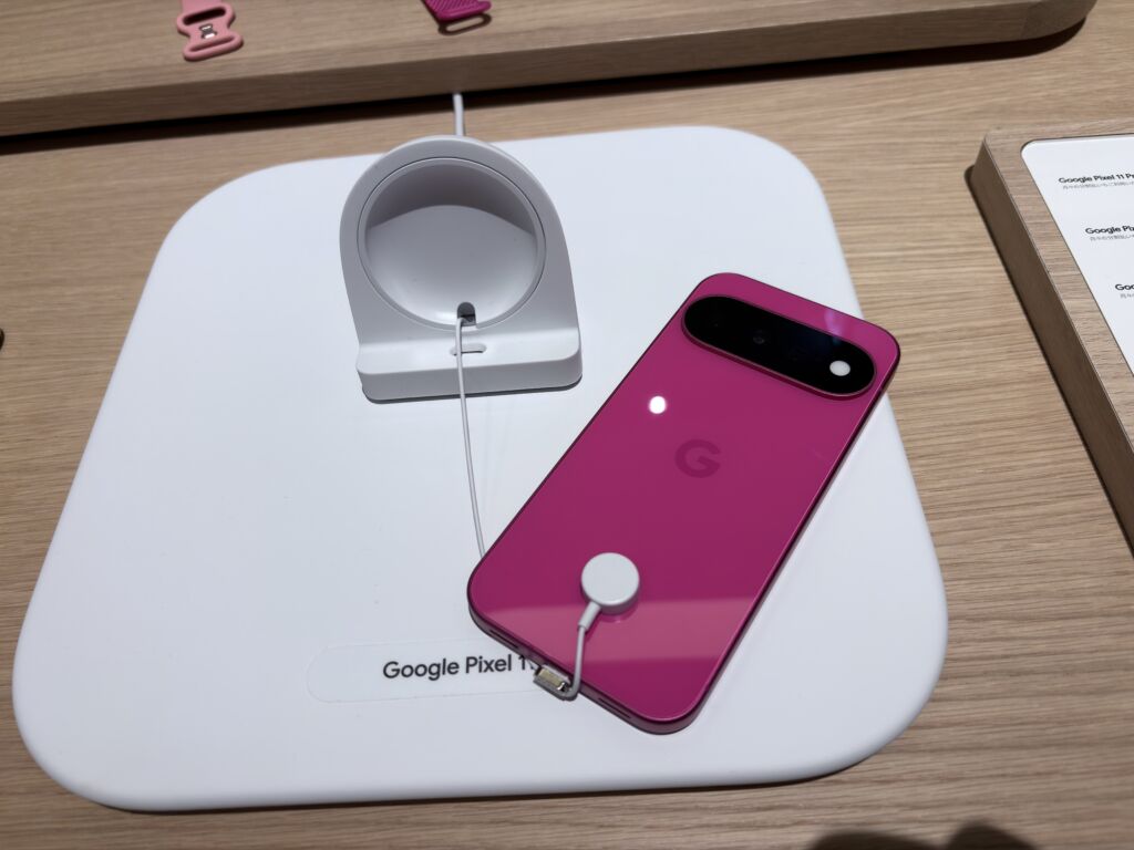 HibiscusカラーのPixel 11の展示