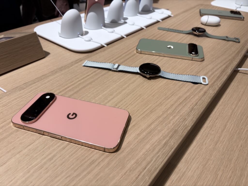 Pixel 11 ProとPixel Watch 5が並ぶ中央展示